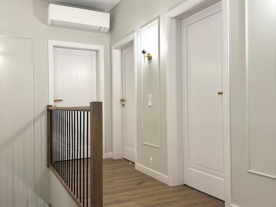 Art Deco oak doors in RAL 9003, oak floors and oak stairs in Dunes colour