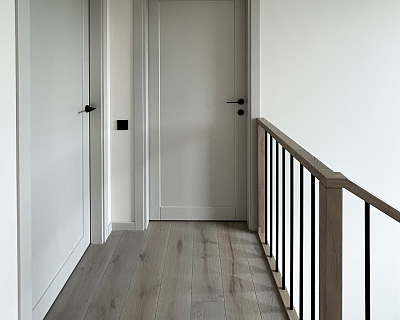 Oak stairs and oak floors in Platinum colour, solid oak door model Dome